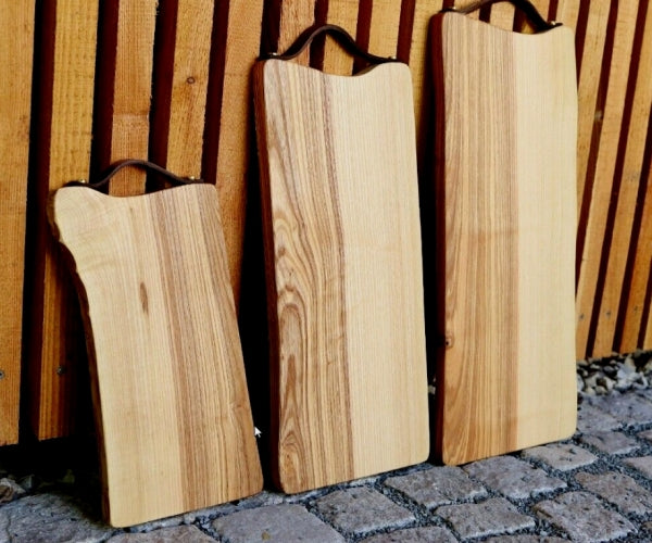 Holz Schneidebrett „Esche“ mit Baumkante – handgefertigtes Servierbrett im 2er Set
