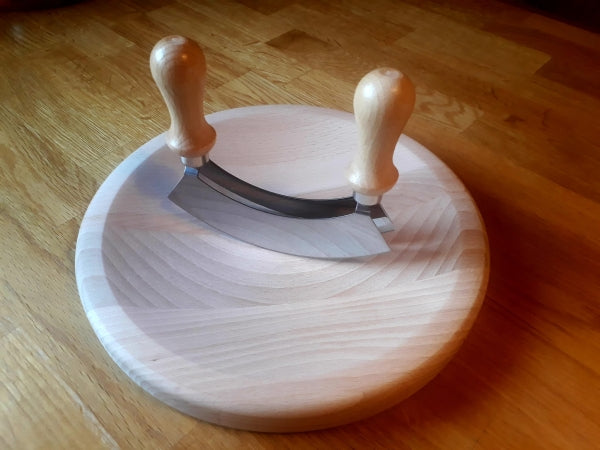 Schneidebrett mit Wiegemesser , Zweischneidiges Wiegemesser, Kräutermesser