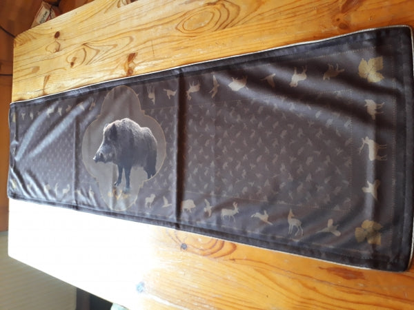 Tischläufer mit Keiler-Motiv 110×30 cm – rustikale Jagd Tischdeko