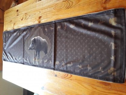Tischläufer mit Keiler-Motiv 110×30 cm – rustikale Jagd Tischdeko