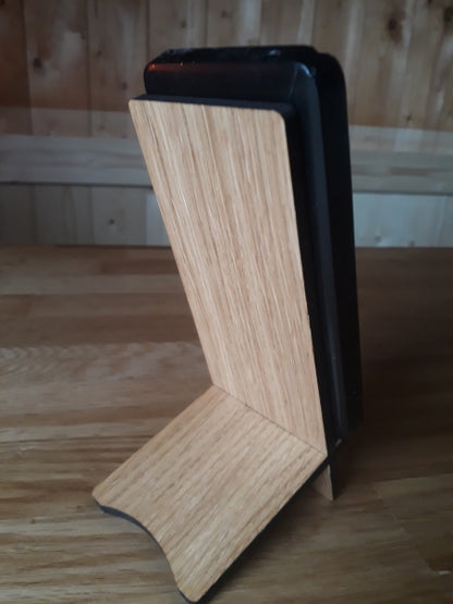 Handy- & Smartphonehalter aus Eichenholz – handgefertigter Holzständer für Schreibtisch & Büro