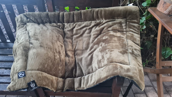 Hundedecke „Velours“ – weiche Jagd- & Outdoor Hundedecke mit rutschhemmender Unterseite