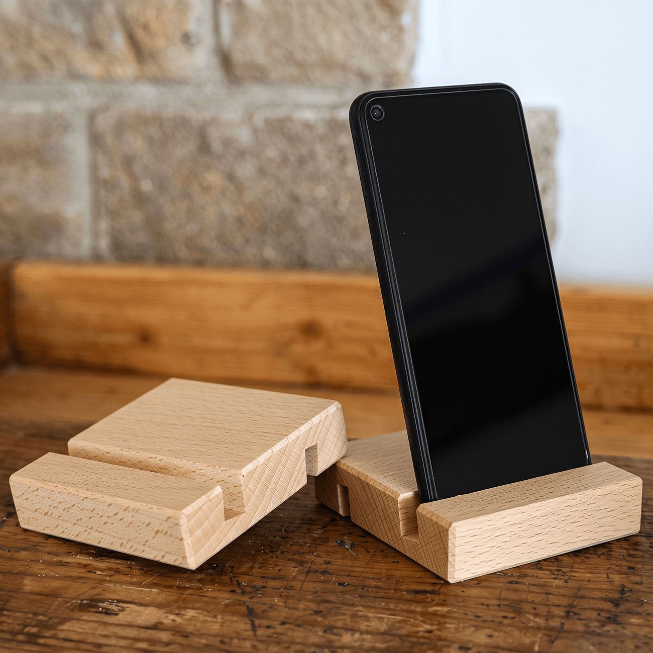 Smartphone- & Tablethalter aus massivem Buchenholz – handgefertigt mit 77° Neigungswinkel