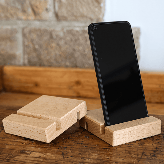 Smartphone- & Tablethalter aus massivem Buchenholz – handgefertigt mit 77° Neigungswinkel