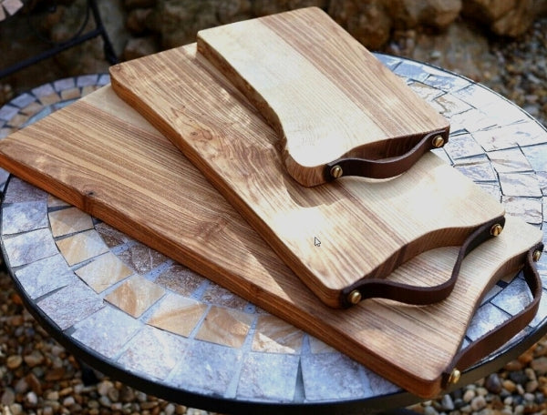 Holz Schneidebrett „Esche“ mit Baumkante – handgefertigtes Servierbrett im 2er Set