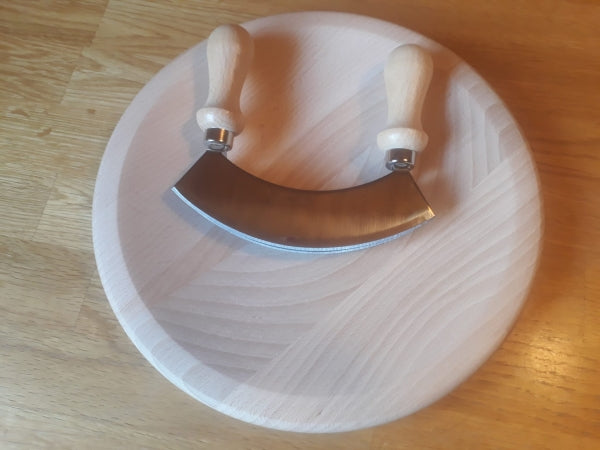 Schneidebrett mit Wiegemesser , Zweischneidiges Wiegemesser, Kräutermesser