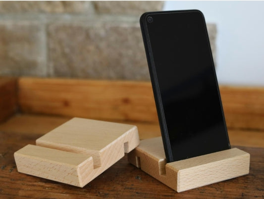 Smartphone- & Tablethalter aus massivem Buchenholz – handgefertigt mit 77° Neigungswinkel