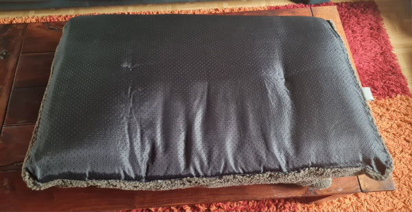 Hundedecke „Faserpelz Hirschstickerei“ – luxuriöses Hundebett mit extra dicker Wattierung