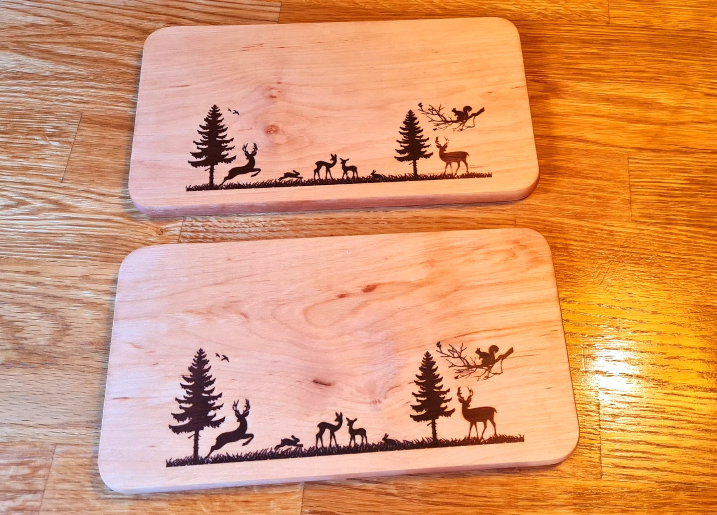 Schneidebrett „Tiere im Wald“ aus Erlenholz mit Jausenmesser – 2er Set | Brotzeitbrett mit Waldtier-Motiv