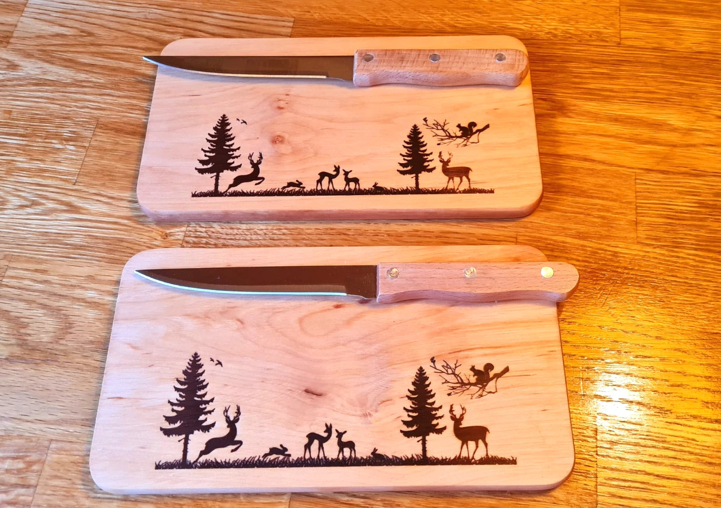 Schneidebrett „Tiere im Wald“ aus Erlenholz mit Jausenmesser – 2er Set | Brotzeitbrett mit Waldtier-Motiv